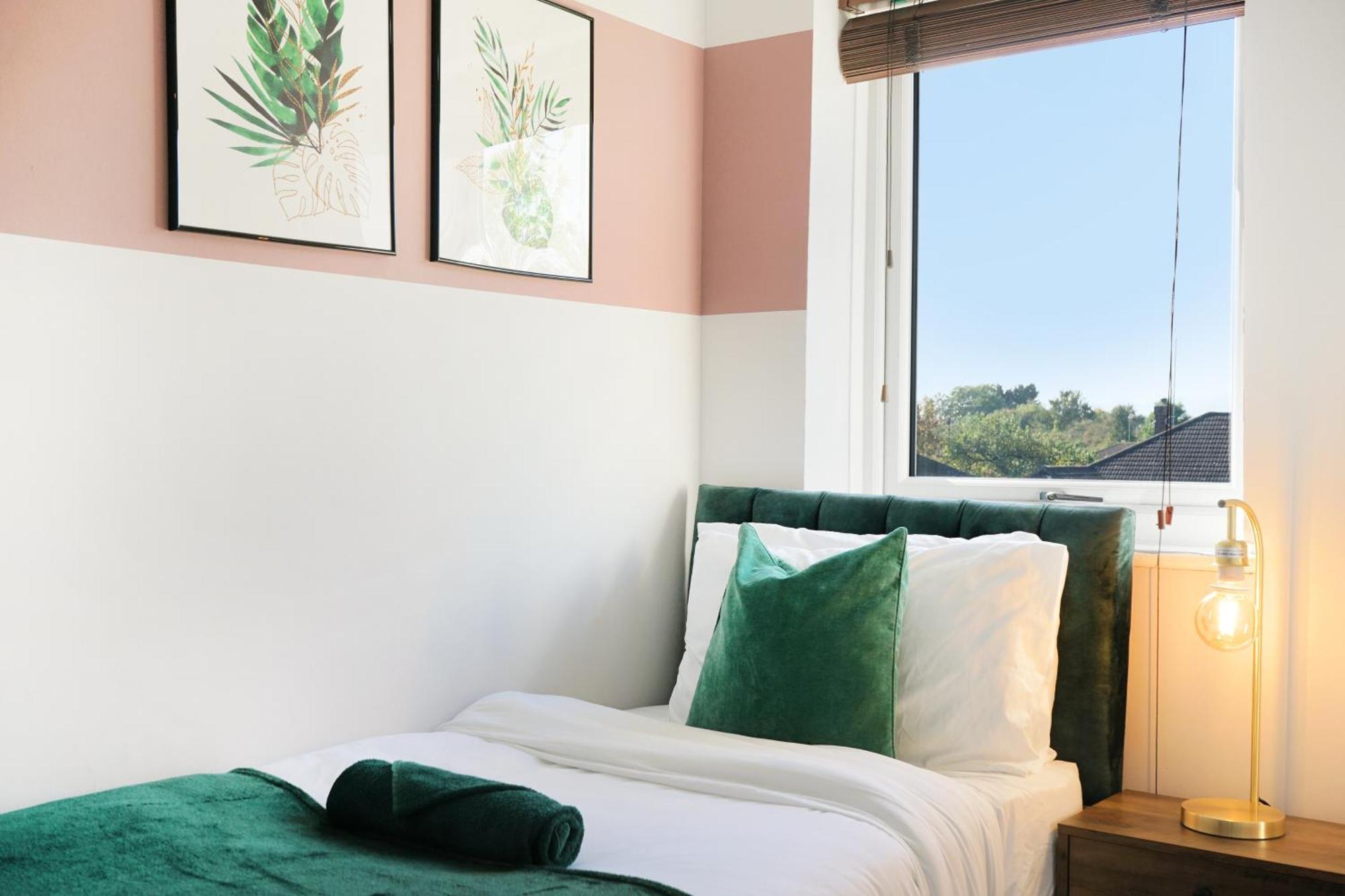 Cosy Corner In Aylesbury Near Stoke Mandeville Hospital & Town Centre With Private Parking Zewnętrze zdjęcie